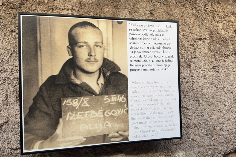 img-13-1733397978 صورة 13: صورة في متحف علي عزت بيغوفيتش توثق دخوله السجن في عام 1946 (الجزيرة)