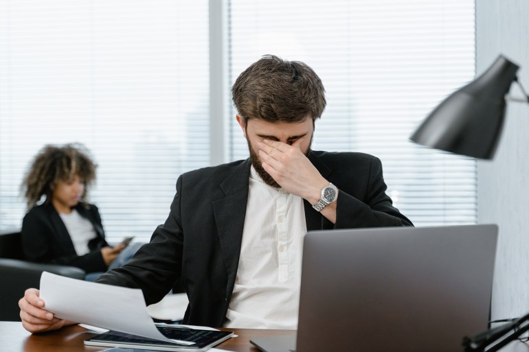 pexels-tima-miroshnichenko-7567197 الشاشات: كيف تتجنب الإرهاق وتقلل الانزعاج حسب عمرك وبصرك؟