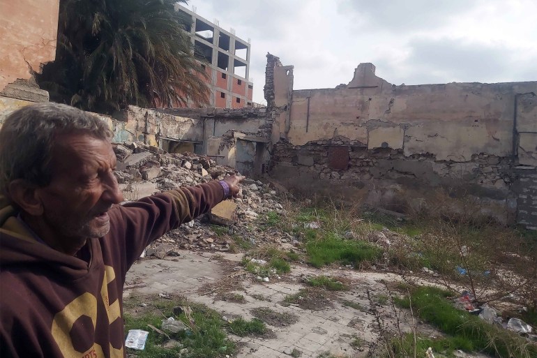 picture-44120-1735336285 محمد صابر يشير الى ما تبقي من سينما الهلال التاريخية بغرب الإسكندرية - الجزيرة نت