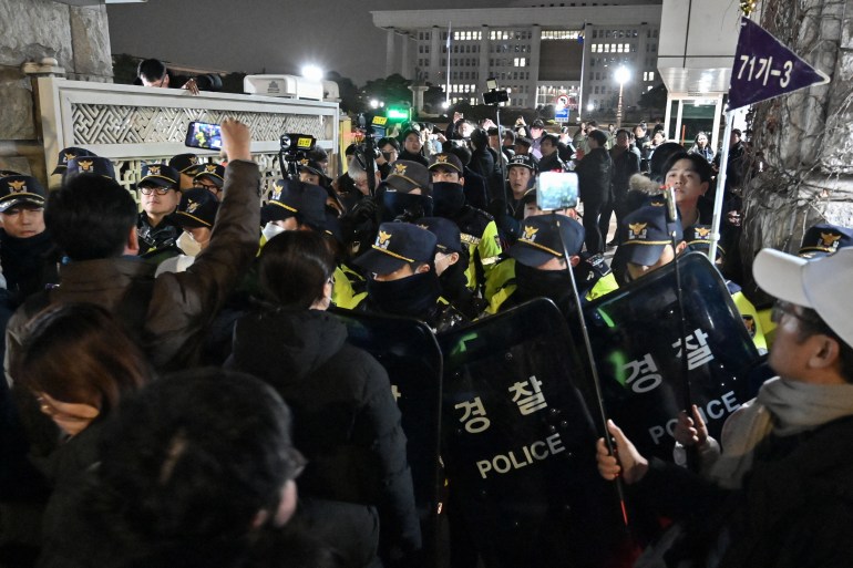 picture-511411-1733240122 Police stand guard in front of the main gate of the National Assembly in Seoul on December 3, 2024, after South Korea's President Yoon Suk Yeol declared emergency martial law. - South Korea President Yoon on December 3 declared emergency martial law, saying the step was necessary to protect the country from "communist forces" amid parliamentary wrangling over a budget bill. (Photo by JUNG YEON-JE / AFP)