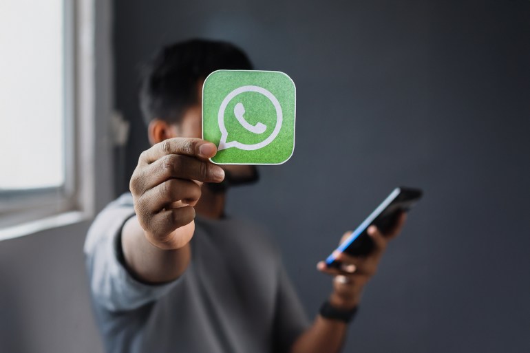 shutterstock_2246940-1731151247 جهاد البعض على جروبات الواتساب المغلقة مقابل سكوتهم في المجال العام