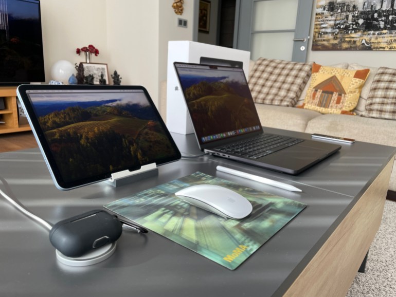 shutterstock_2396098083-1733226102 Istanbul, Istanbul Turkey - 12 03 2023: MacBook Pro 14 inch, M3 Pro 2023, iPad Air 4, Apple Pencil 2, Magic ...