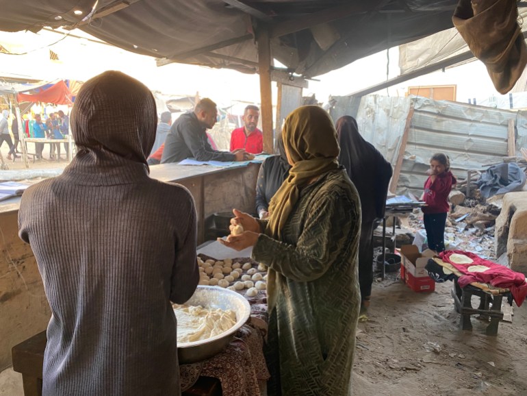 syria12-1733322883 الخبز يباع على الأرصفة والطرقات بأسعار باهظة في ظل شح الطحين واغلاق غالبية المخابز في جنوب قطاع غزة-رائد موسى-خان يونس-الجزيرة نت