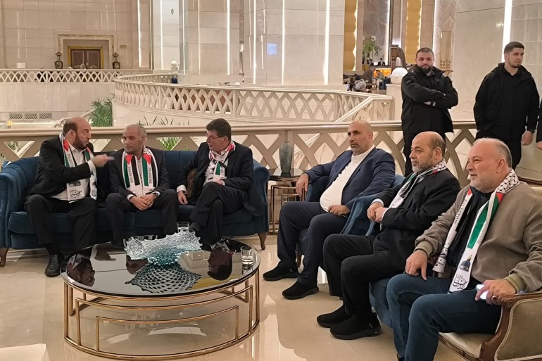 00-1-1737917093 وصل 70 أسيرا فلسطينيا مبعدا من ذوي المؤبدات والأحكام العالية إلى مصر، عقب إطلاق إسرائيل سراحهم ضمن الدفعة الثانية من صفقة تبادل الأسرى مع حركة المقاومة الإسلامية (حماس).