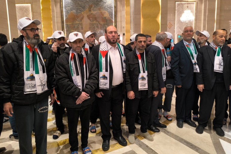 00-4-1737917115 وصل 70 أسيرا فلسطينيا مبعدا من ذوي المؤبدات والأحكام العالية إلى مصر، عقب إطلاق إسرائيل سراحهم ضمن الدفعة الثانية من صفقة تبادل الأسرى مع حركة المقاومة الإسلامية (حماس).