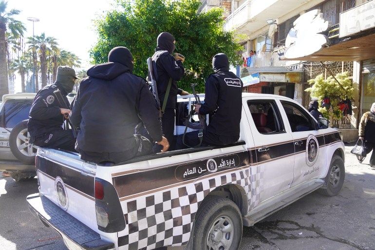 004-1737303868 صورة لإدارة الأمن العام أثناء البحث عن المخدرات في عدة مستودعات في ميناء اللاذقية