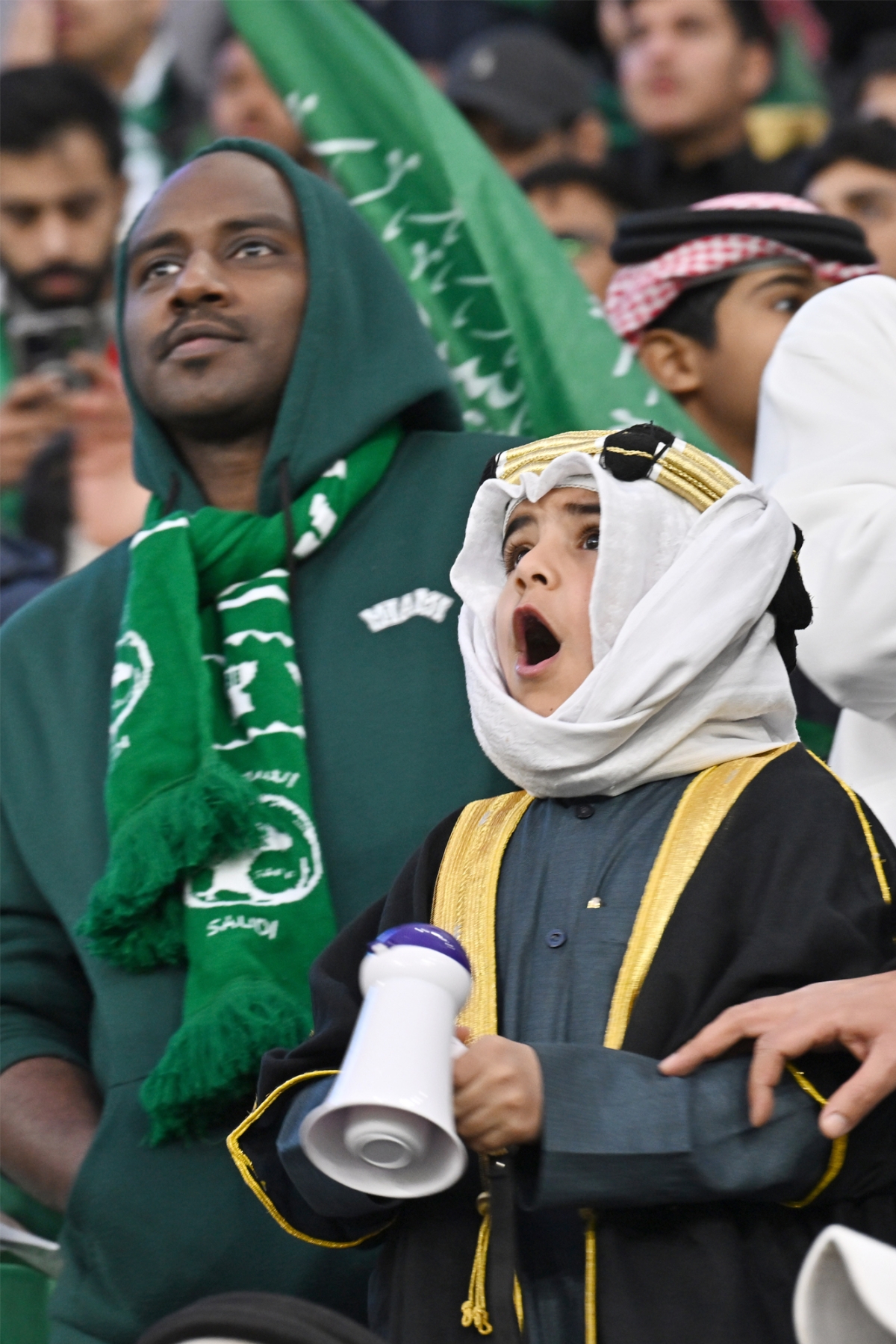 طفل يتفاعل مع الهدف من هول الصدمة