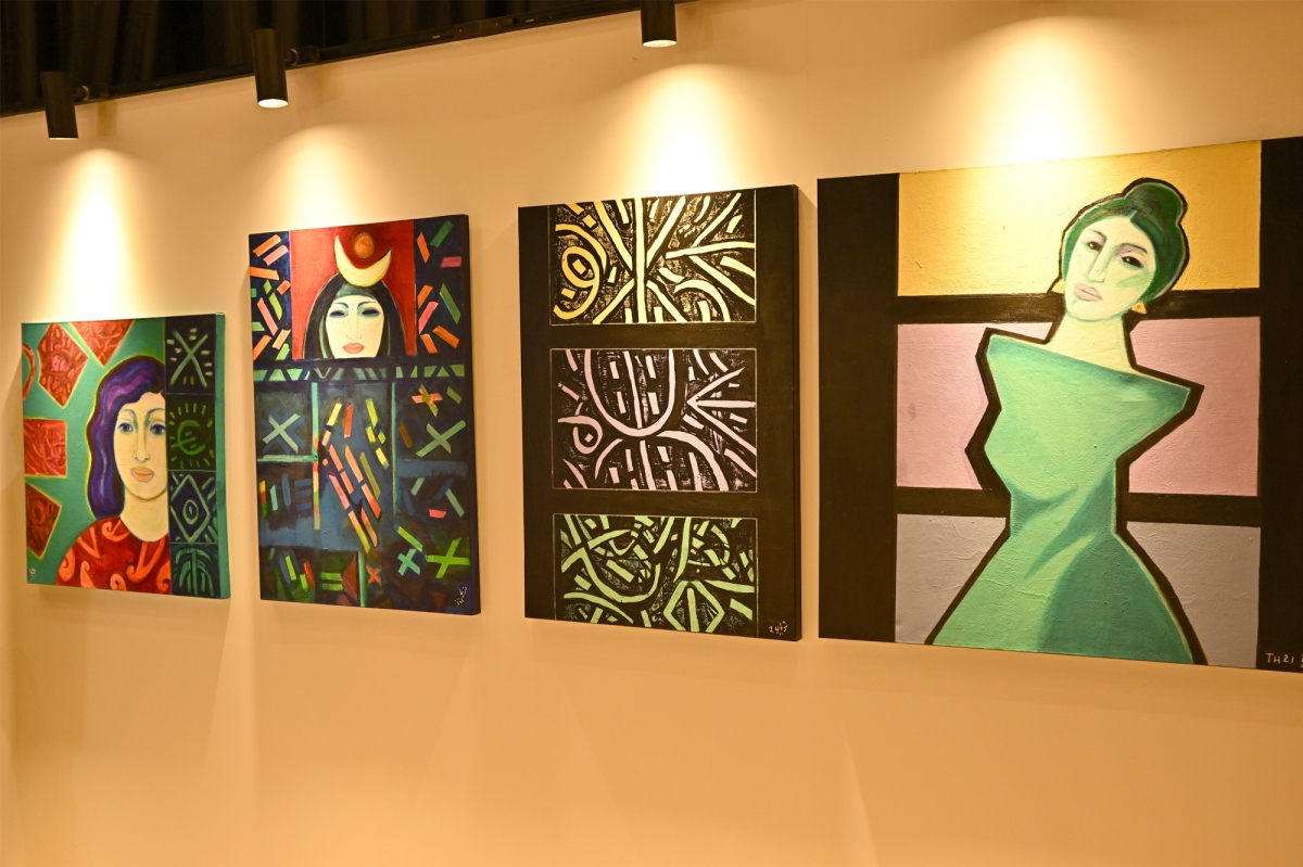 جانب من المعرض التشكيلي المصاحب