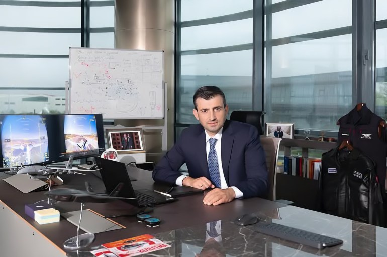 65t-1733059883 سلجوق بيرقدار بمكتبه في شركة بايكار بضواحي إسطنبول مواقع التواصل - @selcuk79