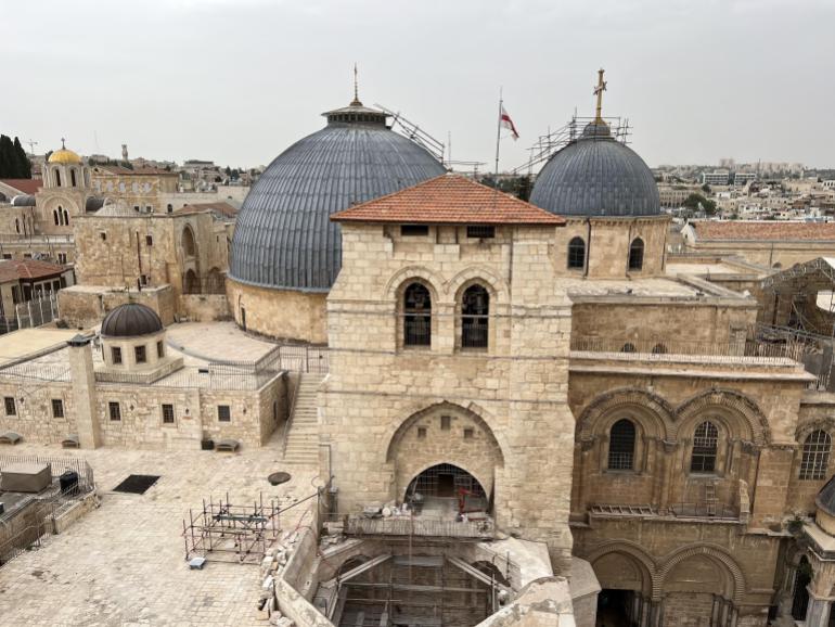 كنيسة القيامة الملاصقة لجامع عمر بن الخطاب- القدس