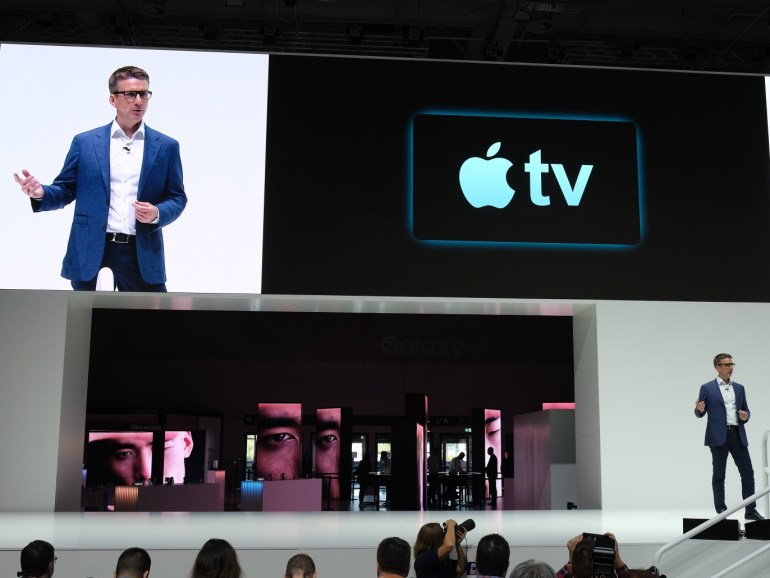 6be3ca6c-16c9-48f5-bfd5-10553b4215c3 BERLIN, GERMANY - SEPTEMBER 05: A Samsung spokesman announces at cooperation with Apple for AppleTV at the Samsung press conference at the 2019 IFA home electronics and appliances trade fair on September 05, 2019 in Berlin, Germany. The 2019 IFA fair will be open to the public from September 6-11. (Photo by Sean Gallup/Getty Images)
