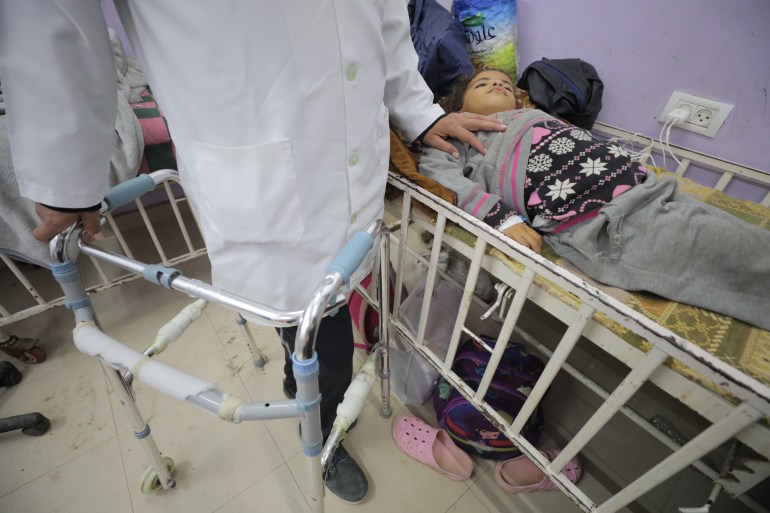 في مستشفى "شهداء الأقصى" بمدينة دير البلح وسط قطاع غزة، يقف طبيب الأطفال الفلسطيني خالد السعيدني شاهدا على معاناة القطاع، مثقلا بجراحه الجسدية والنفسية، لكنه يواصل أداء رسالته الإنسانية بإصرار استثنائي، متحديا فقدانه لقدمه اليمنى جراء الإبادة الإسرائيلية على القطاع. في قسم الأطفال، حيث يمتزج أنين المرضى بآهات الحصار، يبرز الطبيب الخمسيني بهدوء ملامحه، رمزا للصمود، أمضى من حياته عقودا في رعاية المرضى، متحملا آثار الحصار وقسوة الواقع اليومي. ( Hassan Jedi - وكالة الأناضول )