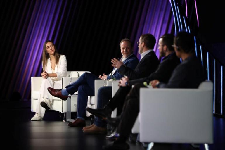 صور اليوم الثاني للمؤتمر الذكاء الصناعي