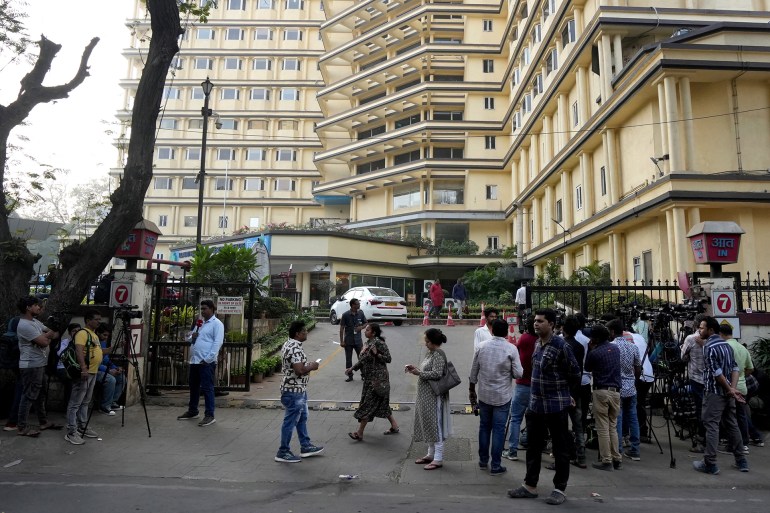 d982d8abd8b9d981d8abd982d8b32-1737035517 Media personnel work outside Lilavati hospital where Bollywood actor Saif Ali Khan underwent surgery after he was stabbed repeatedly by an intruder at his home, in Mumbai, India, January 16, 2025. REUTERS/Hemanshi Kamani