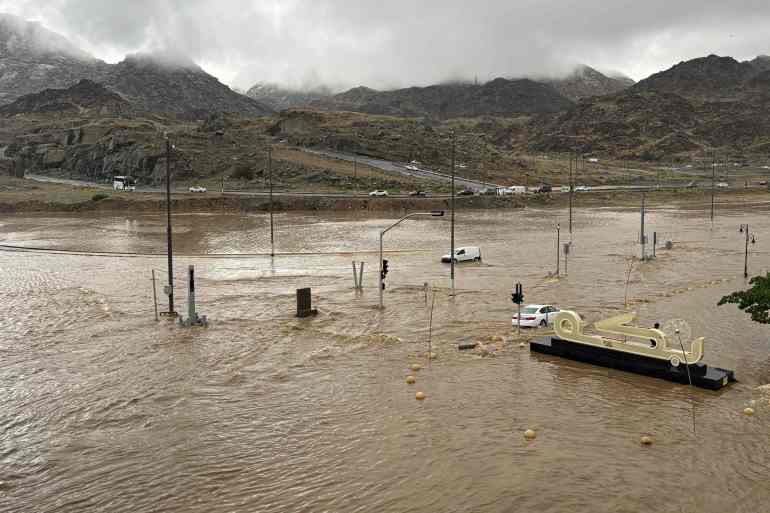 doc-36t2749-1736316353 تشكُّل السيول في مكة أمر شائع نظرا لطبيعتها الجبلية (الفرنسية)