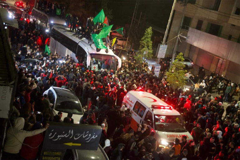 pic-97814444-1737393244-1 لحظة الافراج عن الاسيرات والأسرى الاشبال من سجن عوفر قرب رام الل- الصورة من الزميل الصحفي وهاج مفلح خاصة بالجزيرة نت- الضفة الغربية- رام