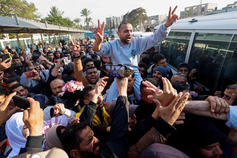 sdfefr4-1737812950 A freed Palestinian prisoner gestures as he is greeted by people after being released by Israel as part of a hostages-prisoners swap and a ceasefire deal in Gaza between Hamas and Israel, in Khan Younis in the southern Gaza Strip, January 25, 2025. REUTERS/Mohammed Salem TPX IMAGES OF THE DAY