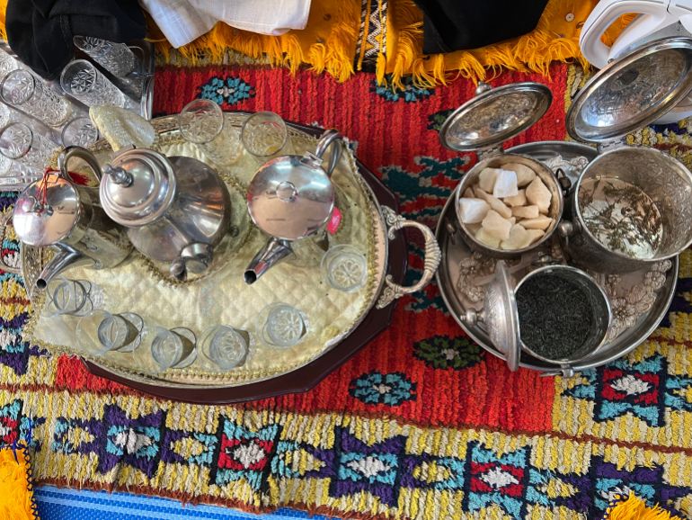 يحرص منظمو الحفلات على ان يتم اعداد الشاي بالسكر من نوع القالب ويوضع في اواني خاصة