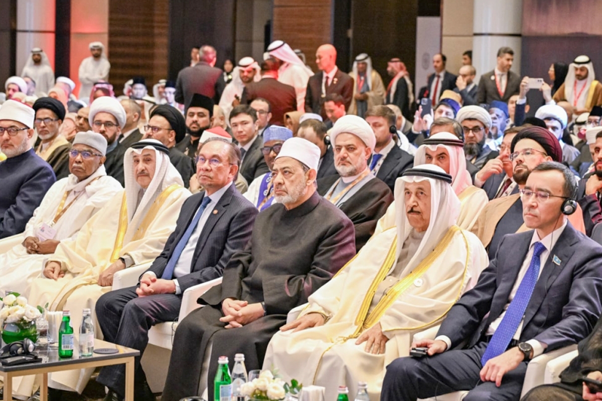 الشيخ عبدالرحمن آل خليفة وفضيلة الشيخ د. أحمد الطيب والمشاركون في المؤتمر