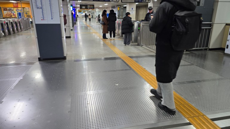 454540-1740383119 أرضيات معدنية في إحدى محطات القطار بسول لامتصاص دقائق الغبار من الأحذية