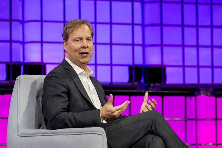 علاقة الصحافة مع الذكاء الاصطناعي من قمة الويب 2025 - ألمار لاتور الرئيس التنفيذي لشركة داو جونز الناشرة لصحيفة "وول ستريت جورنال"