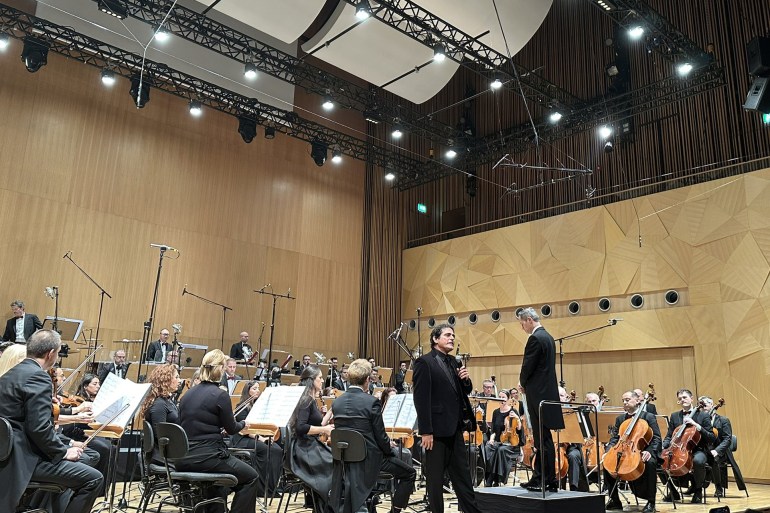 646546d98a5d98a-1738277865 مالك جندلي Malek Jandali المصدر: إكس Fadel Abdul Ghany @FADELABDULGHANY · Jan 25 الصديق العزيز مالك الجندلي يفتتح العرض الأول للسمفونية السورية التي تحكي قصة ثورتنا العظيمة. @MalekJandali https://x.com/FADELABDULGHANY/status/1883214313923682722