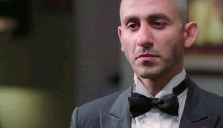 d8abd984d8a8d982d8ab-1738137581 يأخذ التكرار في فيلم ألف مبروك بُعدًا أخلاقيًّا، حيث يتحوّل من عبثٍ مطلقٍ إلى "محنة" يتطهر عبرها البطل
