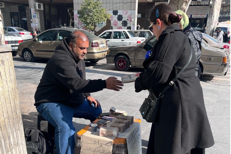 مشاهد من دمشق بعد سقوط الأسد المصدر: الجزيرة نت