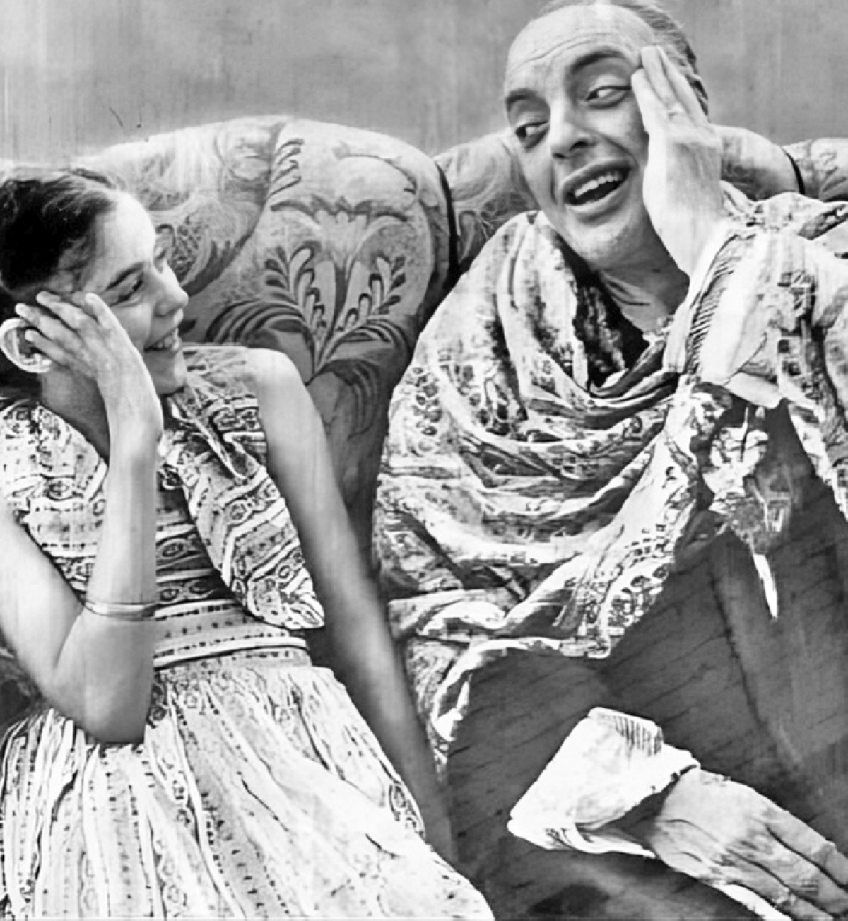 يدندن بأغنية مع ابنته الصغرى تهاني