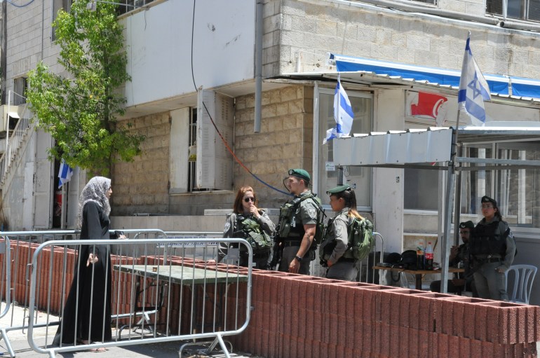 5-23 صورة 5 استعمال "الذئب الأزرق" عند الحواجز والنقاط العسكرية بالبلدة القديمة بالخليل