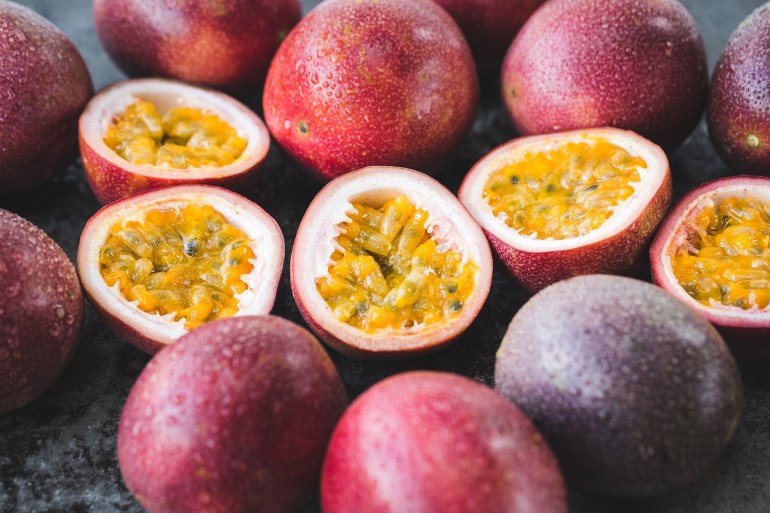 adobestock_328311200-1741093882 Fresh passion fruits-Passion fruit slices-Healthy fruit المصدر: أدوبي ستوك
