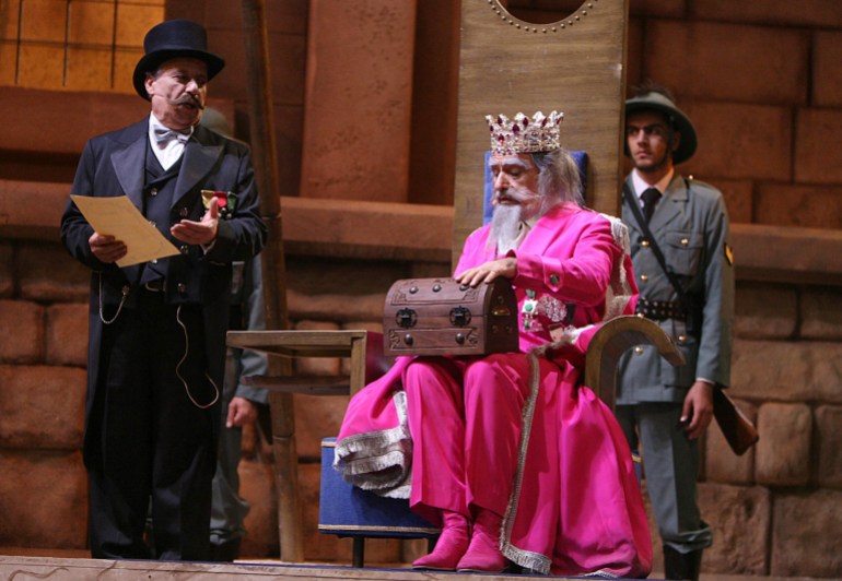 antoine-kerbaj2-1742211539 Lebanese actor Antoine Kerbaj (C) performs a scene during the "Sah el-Nom" (Wake Up) musical at the Arena in Amman 02 November 2007. AFP PHOTO/POOL/RAMZI HAIDAR (Photo by RAMZI HAIDAR / AFP POOL / AFP)