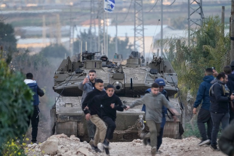 ap25059606915411-1741897040-2 جنين - الضفة الغربية Israeli soldiers drive a tank towards the occupied West Bank of Jenin camp, during an ongoing army operation, Feb. 23, 2025. (AP Photo/Majdi Mohammed)