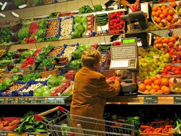 دراسة: الأغذية العضوية لا تتميز كثيرا عن الأغذية التقليدية http://www.dw.de/dw/article/0,,16217680,00.html?maca=ara-aljazeeranet_ar_feed-8149-xml-mrss أظهرت دراسة أمريكية جديدة أن الأغذية العضوية التي لا تستخدم الأسمدة والمبيدات الصناعية في زراعتها لا تتميز صحيا كثيرا عن الأغذية التقليدية: بيد أنها أكدت في الوقت نفسه على أن الأغذية العضوية أقل تلوثا بالمبيدات الحشرية. قال باحثون من جامعة ستانفورد الأمريكية في دراسة نشرت نتائجها الاثنين (الثالث من سبتمبر/أيلول) في مجلة "أنالس أوف انترنال ميدسين" الأمريكية إنهم لم يعثروا على دليل واضح على أن الأغذية العضوية أغنى في قيمتها الغذائية من الأغذية التقليدية أو أقل خطرا على صحة الإنسان منها. لكنهم أكدوا على أن الغذاء العضوي يخفض من خطر تناول المبيدات الحشرية التي تستخدم لحماية النباتات ضد الآفات. وإطلع الباحثون على الآلاف من الدراسات السابقة واختاروا منها 223 دراسة متعلقة بنسبة القيمة الغذائية في غذاء ما أو نسبة تلوث هذا الغذاء بالبكتريا أو الفطر أو المبيدات الحشرية. كما ركزت 17 من هذه الدراسات، من بينها ست دراسات ميدانية، على عينات عشوائية على مجموعات من الأشخاص الذين تغذوا على أطعمة عضوية ومجموعات أخرى تغذوا على أطعمة تقليدية. ولكن لم يكن بين هذه الدراسات دراسة طويلة عن التأثيرات الصحية للأساليب الغذائية. الأغذية العضوية أقل تلوثا بالمبيدات الحشرية وقال الباحثون إن النتيجة، التي خلصوا إليها من خلال هذه الدراسة الموسعة والشاملة، لم تظهر أي ميزة للأغذية العضوية على الأغذية التقليدية وإنه ليس هناك تميزا بينهما في نسبة الفيتامينات أو الدهون أو البروتينات. كما تبين للعلماء عدم ظهور بكتريا تتسبب في الإصابة بالأمراض في أي من النوعين بشكل أكثر من الآخر وأنهم لم يرصدوا على سبيل المثال ثمارا أو خضروات عضوية مميزة بشكل خاص عن الثمار التقليدية. وتعليقا على نتائج هذه الدراسة قال كريستال سميث سبانجلر المشارك في الدراسة:"أصابتنا الدهشة بعض الشيء بسبب عدم عثورنا على ميزة بين النوعين من الغذاء". لكن العلماء أشاروا إلى أن الأغذية العضوية كانت أقل تلوثا بالمبيدات الحشرية حتى وإن لم تخل منها بنسبة 100 في المائة. وأكد الباحثون على أن دورهم ينحصر في توعية المستهلكين وليس إثنائهم عن شراء الأغذية العضوية. وقالوا إن الكثير من الناس يفضلون الأغذية