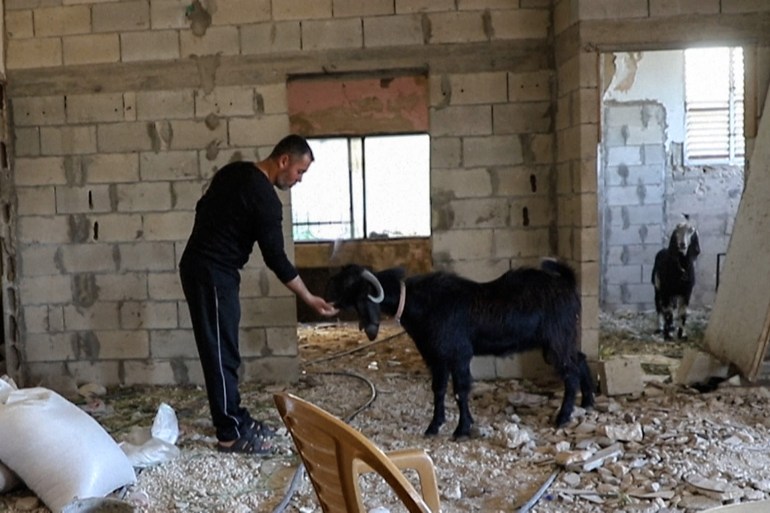 b1-1743074816 عائلة فلسطينية نازحة تقضي رمضان في منزل مهدم بالضفة الغربية
