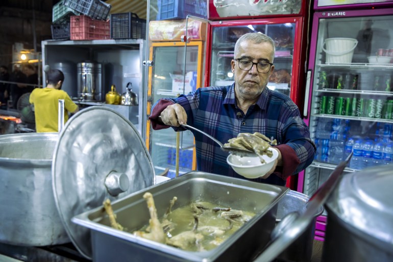 يحافظ حي تعجيل في محافظة أربيل شمالي العراق على حيويته منذ القدم في الفترة الممتدة من الإفطار إلى السحور خلال شهر رمضان مع أطعمة الشوارع الفريدة، وخاصة الحمام والبط، وانتشار مقاهي الشاي. وفي الحي الذي يقطن فيه التركمان بكثافة، تقدم مأكولات خاصة مثل لحم البط والحمام والدجاج والسمّان منذ أعوام طويلة. وخلال الشهر المبارك تقدم المطاعم التقليدية في الحي خدماتها للزبائن، ويتناول كثيرون وجبات الإفطار والسحور من مختلف الأعمار. ( Ahsan Mohammed Ahmed Ahmed - وكالة الأناضول )