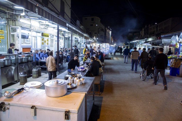 يحافظ حي تعجيل في محافظة أربيل شمالي العراق على حيويته منذ القدم في الفترة الممتدة من الإفطار إلى السحور خلال شهر رمضان مع أطعمة الشوارع الفريدة، وخاصة الحمام والبط، وانتشار مقاهي الشاي. وفي الحي الذي يقطن فيه التركمان بكثافة، تقدم مأكولات خاصة مثل لحم البط والحمام والدجاج والسمّان منذ أعوام طويلة. وخلال الشهر المبارك تقدم المطاعم التقليدية في الحي خدماتها للزبائن، ويتناول كثيرون وجبات الإفطار والسحور من مختلف الأعمار. ( Ahsan Mohammed Ahmed Ahmed - وكالة الأناضول )