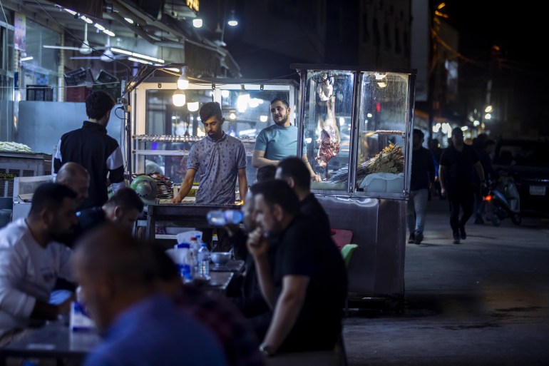 يحافظ حي تعجيل في محافظة أربيل شمالي العراق على حيويته منذ القدم في الفترة الممتدة من الإفطار إلى السحور خلال شهر رمضان مع أطعمة الشوارع الفريدة، وخاصة الحمام والبط، وانتشار مقاهي الشاي. وفي الحي الذي يقطن فيه التركمان بكثافة، تقدم مأكولات خاصة مثل لحم البط والحمام والدجاج والسمّان منذ أعوام طويلة. وخلال الشهر المبارك تقدم المطاعم التقليدية في الحي خدماتها للزبائن، ويتناول كثيرون وجبات الإفطار والسحور من مختلف الأعمار. ( Ahsan Mohammed Ahmed Ahmed - وكالة الأناضول )