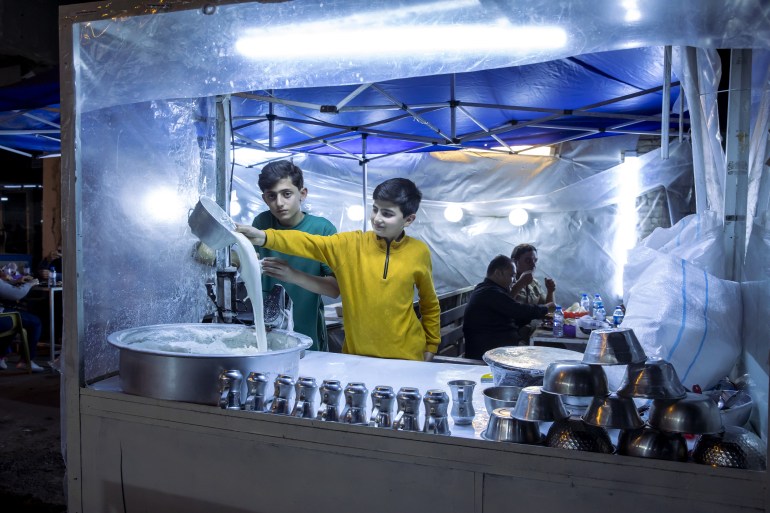 يحافظ حي تعجيل في محافظة أربيل شمالي العراق على حيويته منذ القدم في الفترة الممتدة من الإفطار إلى السحور خلال شهر رمضان مع أطعمة الشوارع الفريدة، وخاصة الحمام والبط، وانتشار مقاهي الشاي. وفي الحي الذي يقطن فيه التركمان بكثافة، تقدم مأكولات خاصة مثل لحم البط والحمام والدجاج والسمّان منذ أعوام طويلة. وخلال الشهر المبارك تقدم المطاعم التقليدية في الحي خدماتها للزبائن، ويتناول كثيرون وجبات الإفطار والسحور من مختلف الأعمار. ( Ahsan Mohammed Ahmed Ahmed - وكالة الأناضول )