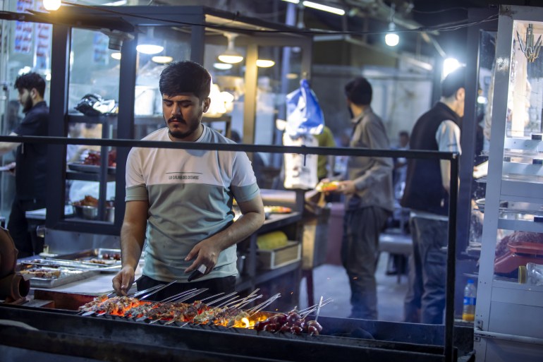 يحافظ حي تعجيل في محافظة أربيل شمالي العراق على حيويته منذ القدم في الفترة الممتدة من الإفطار إلى السحور خلال شهر رمضان مع أطعمة الشوارع الفريدة، وخاصة الحمام والبط، وانتشار مقاهي الشاي. وفي الحي الذي يقطن فيه التركمان بكثافة، تقدم مأكولات خاصة مثل لحم البط والحمام والدجاج والسمّان منذ أعوام طويلة. وخلال الشهر المبارك تقدم المطاعم التقليدية في الحي خدماتها للزبائن، ويتناول كثيرون وجبات الإفطار والسحور من مختلف الأعمار. ( Ahsan Mohammed Ahmed Ahmed - وكالة الأناضول )