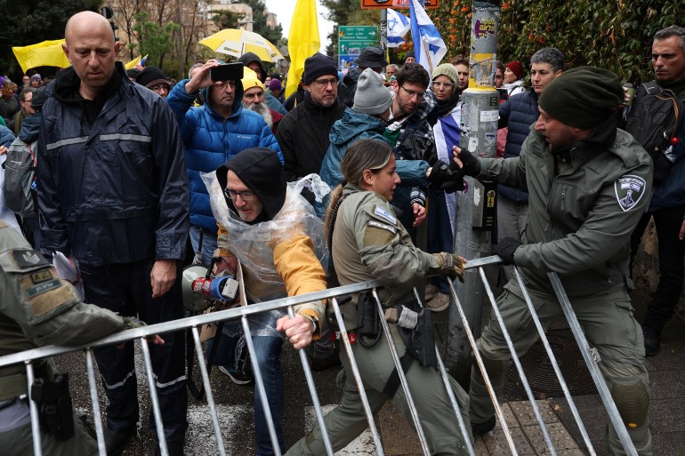 d982d8a8d984d981d984d8a7d8b1d8a7d8a7d984d8b13-1742746907 Protestors clash with police during a protest against the Israeli government and Israeli Prime Minister Benjamin Netanyahu, and demanding the release of all hostages from Gaza, near Prime Minister Netanyahu's residence in Jerusalem, March 21, 2025. REUTERS/Ronen Zvulun
