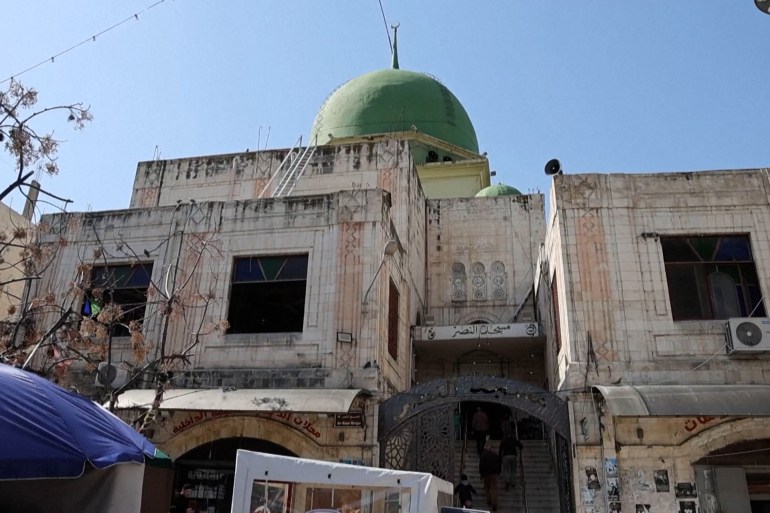d98ad8b3d984d8a8d98ad8b32-1741518760 الاحتلال يحرق مسجدا يعود تاريخه إلى عهد عمر بن الخطاب في نابلس