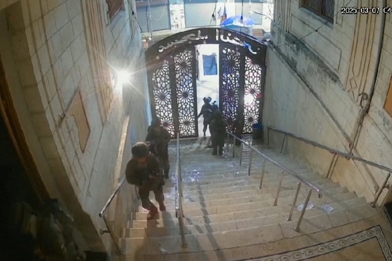 d98ad8b3d984d8a8d98ad8b36-1741518784 الاحتلال يحرق مسجدا يعود تاريخه إلى عهد عمر بن الخطاب في نابلس