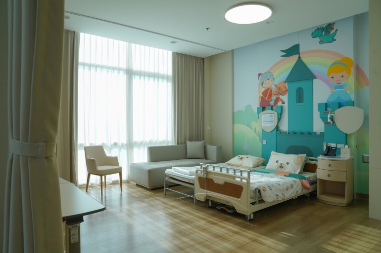 d98ad98a-5-1742470249 أعلن مستشفى ساميتيفيه، الرائد في مجال رعاية الأطفال، عن افتتاح التوسعة الجديدة لمستشفى ساميتيفيه الدولي للأطفال ضمن مستشفى ساميتيفيه سريناكارين في بانكوك. وباستثمارات تصل إلى 2 مليار بات تايلاندي (58.9 مليون دولار)، يعزز هذا التوسع التزام ساميتيفيه بأن تصبح مركز الإحالة الأول لطب الأطفال في منطقة آسيا باسيفيك، من خلال توفير الرعاية المتخصصة والعلاجات المبتكرة، والتنسيق الطبي المتكامل.