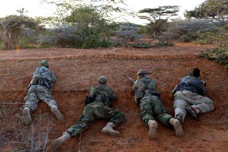 dfgrerfg-1741527768 Somalia's army soldiers take a defensive position after encountering the al Shabaab outside the town of Barawe during the second phase of Operation Indian Ocean October 4, 2014. Somalia's army and African troops deployed forces on Monday inside the strategic port which they retook from Islamist rebels at the weekend, promising residents they would be protected. The force of African Union peacekeepers and the Somali National Army said on Sunday they had driven out al Shabaab militants without a fight from Barawe, a stronghold used by rebels to ship in guns and generate cash from charcoal exports. Picture taken October 4, 2014. REUTERS/Feisal Omar (SOMALIA - Tags: MILITARY CIVIL UNREST POLITICS)