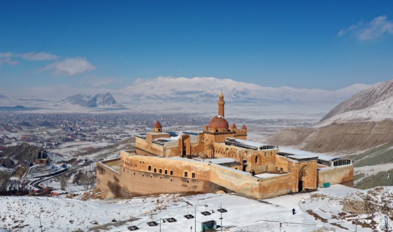 تُشكل مشاهد غروب الشمس في قصر إسحاق باشا، المحاط بالثلوج في قضاء "دوغو بيازيد" بولاية أغري شرقي تركيا، لوحة طبيعية ساحرة لمحبي التصوير الفوتوغرافي. ويعد القصر، المدرج على القائمة المؤقتة للتراث العالمي لمنظمة الأمم المتحدة للتربية والعلم والثقافة (اليونسكو)، تحفة معمارية عثمانية فريدة، ويقع على تلة تحيط بها المنحدرات الصخرية الوعرة من الشرق والجنوب. ( Abdullah Söylemez - وكالة الأناضول )