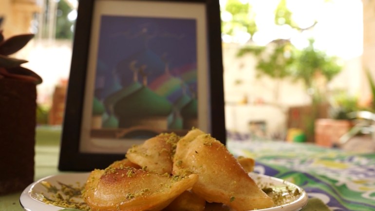 القطايف بعد ان تم قليها ووضع القطر عليها إضافة للقليل من الفستق الحلبي المطحون