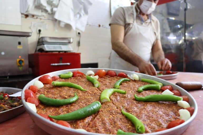 e0t9iybxmaa13sj-1741616361 كباب_كيليس.. يتربع على عرش أطباق #رمضان جنوبي #تركيا يتكون من لحوم الخراف التي تتربى في المراعي الطبيعية في كيليس، مع عدة أنواع من الخضار والبهارات