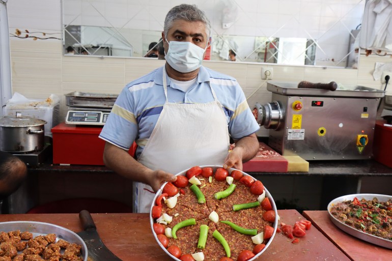 e0t9iyvxoamqae-1741616369 كباب_كيليس.. يتربع على عرش أطباق #رمضان جنوبي #تركيا يتكون من لحوم الخراف التي تتربى في المراعي الطبيعية في كيليس، مع عدة أنواع من الخضار والبهارات