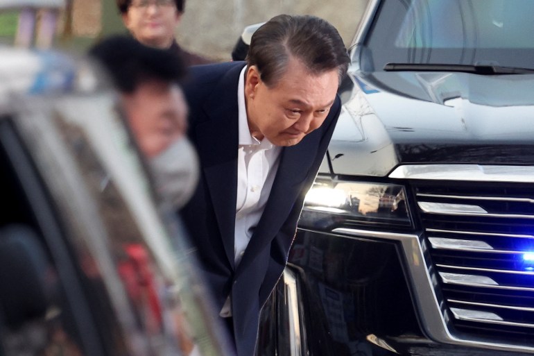 o9-3-1741429324 South Korean impeached President Yoon Suk Yeol bows outside the Seoul detention center after his release, in Uiwang, South Korea, March 8, 2025. REUTERS/Kim Hong-ji
